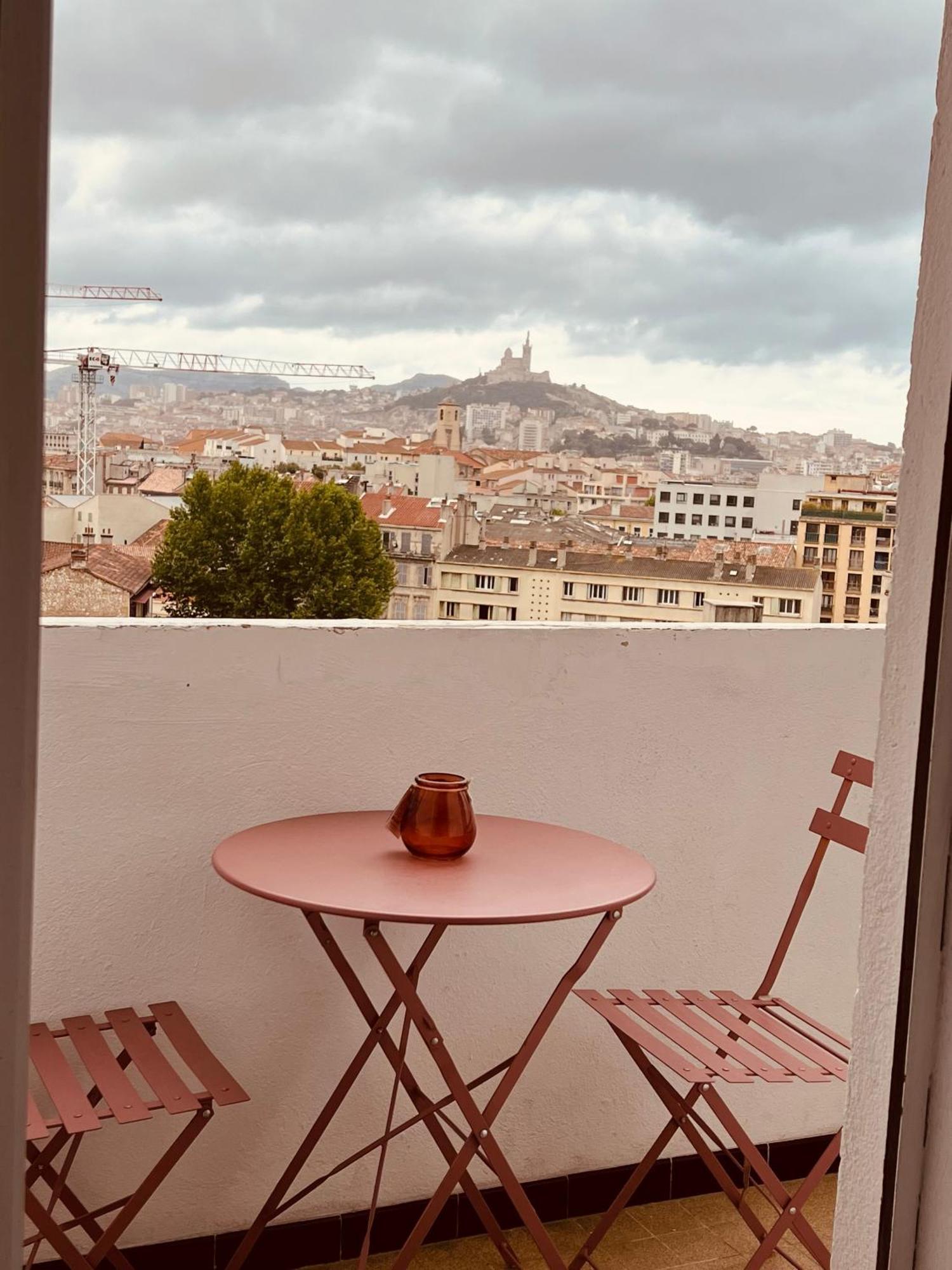 Sublime 2 Pieces Vue Incroyable Mer Et Tout Les Monuments De Marseille Luaran gambar